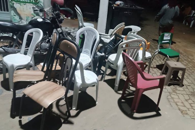 PM retira cadeiras usadas para reservar e vender lugares na fila do SAC Móvel em Malhada
