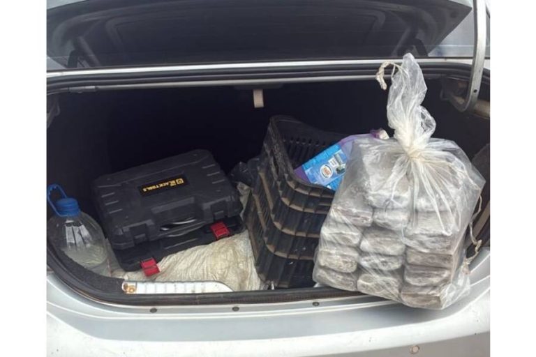 PRE apreende 14 tabletes de maconha e prende motorista durante abordagem na BA-026 em Maracás
