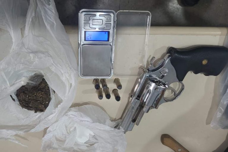 Polícia Civil apreende drogas e arma de calibre restrito durante operação em Brumado
