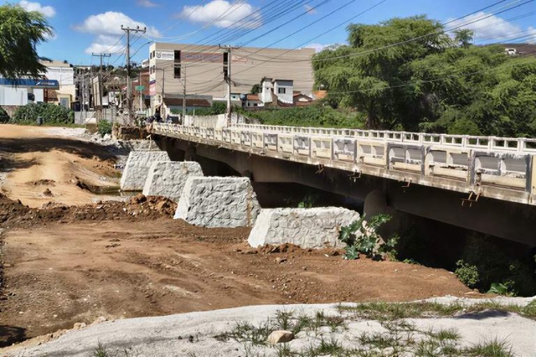 Prefeitura diz que obra da ponte sobre o Rio do Antônio segue no prazo em Brumado