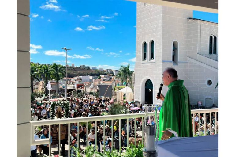 Procissão com 404 carros de bois reúne fiéis na Festa de Senhora Sant’Ana em Caetité