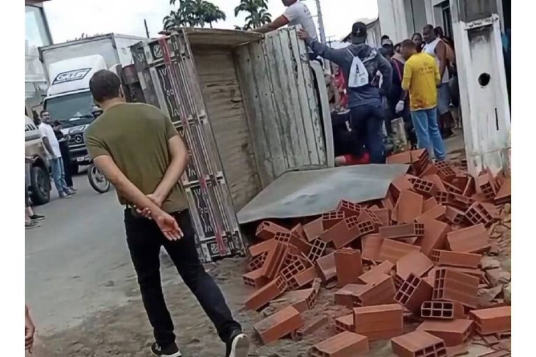 Motorista fica preso às ferragens após caminhão tombar em rua de Itambé
