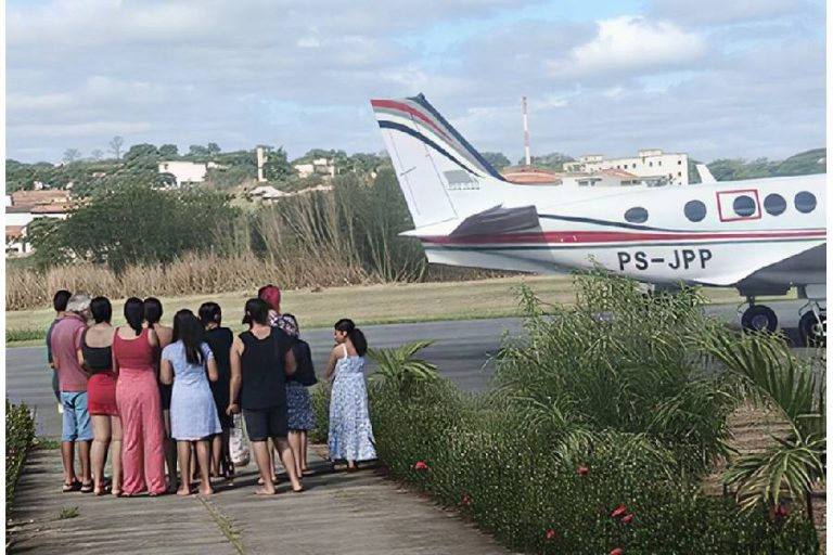 Jovem é transferido de avião de em Itapetinga para Salvador após conseguir vaga na rede estadual de saúde