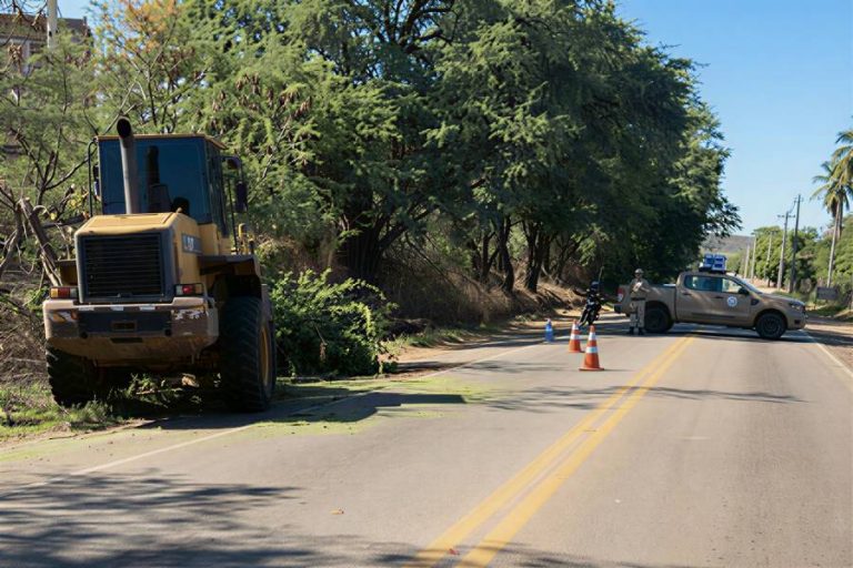 Ação rápida da Prefeitura de Brumado libera trecho da BR-030 após problema na pista