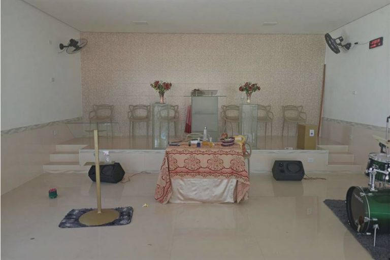 Câmeras flagram homem invadindo igreja e furtando dinheiro do dízimo em Guanambi