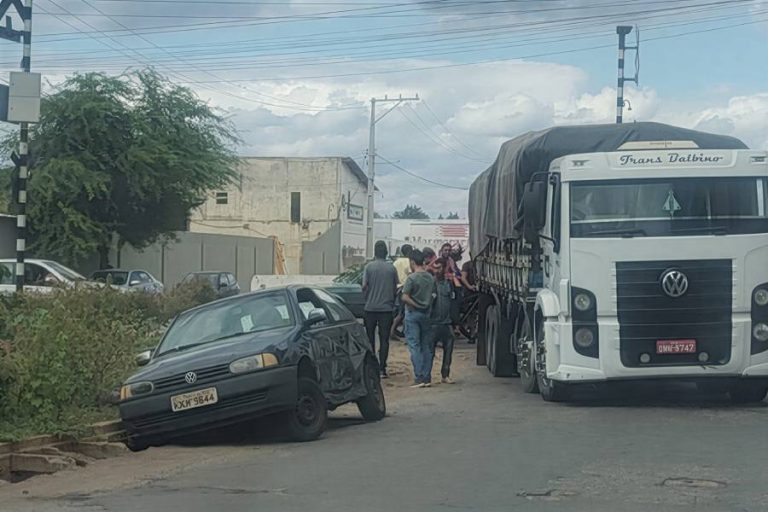Caminhão joga carro para fora da via em Brumado