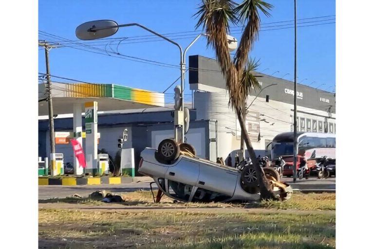 Carros capotados chamam atenção em campanha de trânsito em Conquista