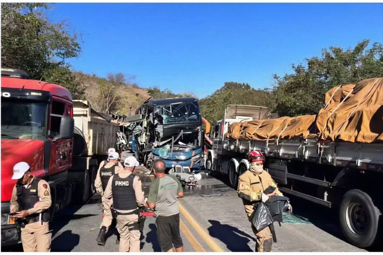 Ônibus que saiu rumo a Bom Jesus da Lapa bate em caminhão e deixa mortos e feridos em Minas Gerais
