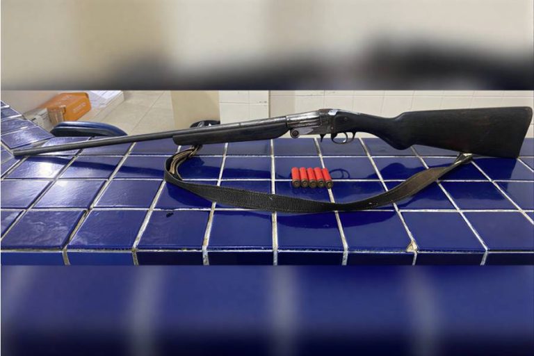 Homem é preso com espingarda após denúncia de ameaça na zona rural de Ituaçu