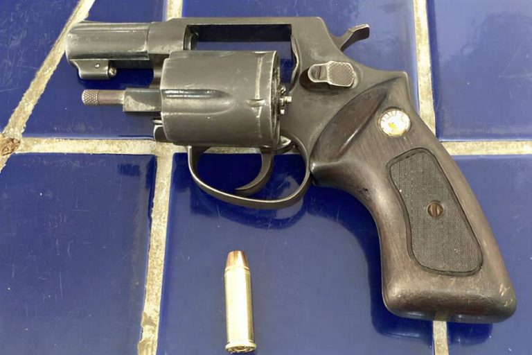 Homem é preso com revólver calibre 38 durante abordagem na feira de Brumado