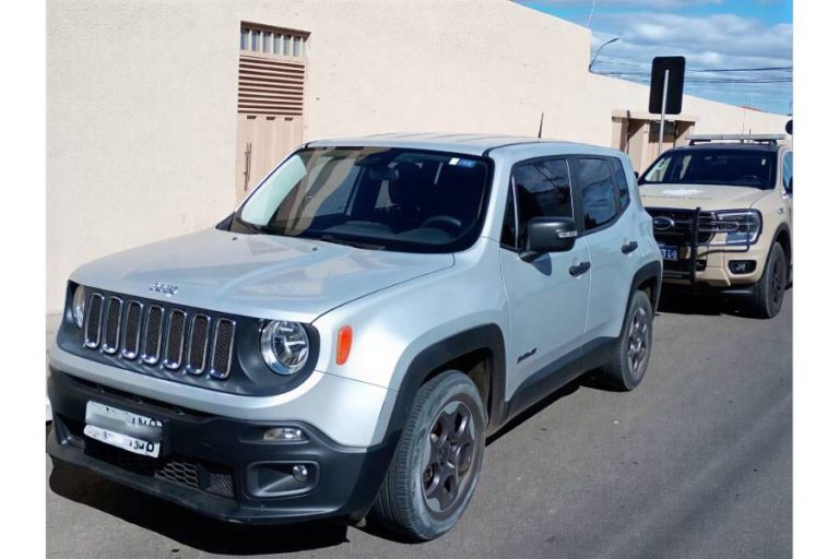 Jeep ligado a investigação de roubo de cargas é apreendido em Brumado
