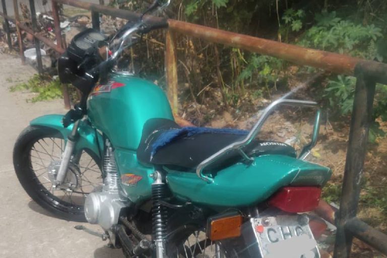 Moto com placa adulterada e descarga irregular é apreendida no Centro de Brumado