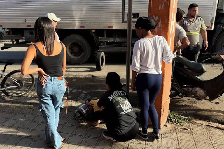 Motociclista fica ferida após ser prensada por caminhão em Ipiaú
