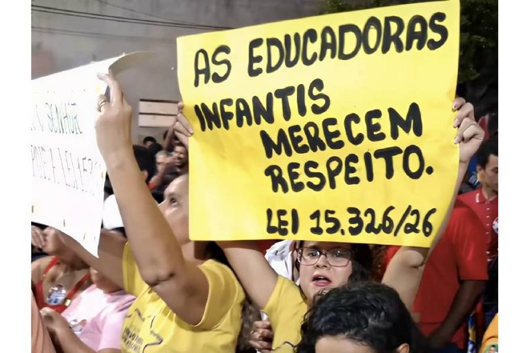 Movimento cobra prefeito de Brumado durante comício de Jerônimo por direitos na Educação Infantil