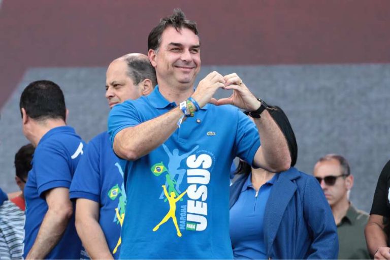 Vitória da Conquista pode ser base de Flávio Bolsonaro em campanha pela Bahia