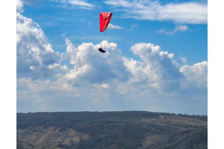 Parapente reúne pilotos de várias regiões em competição inédita em Vitória da Conquista