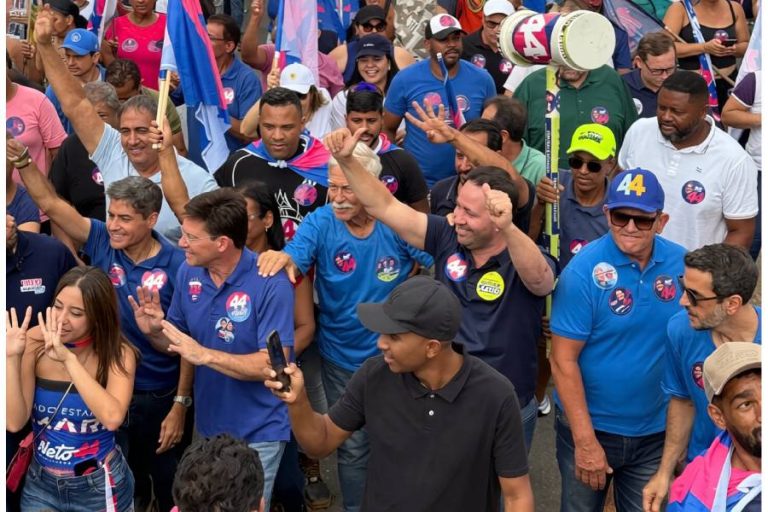 ACM Neto reúne apoiadores em caminhada de campanha em Brumado