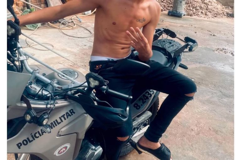 Adolescente é apreendido após aparecer em fotos fazendo gestos de facção em viaturas da PM em Brumado