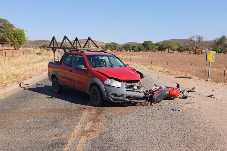 Batida entre carro e moto deixa dois homens feridos em Candiba