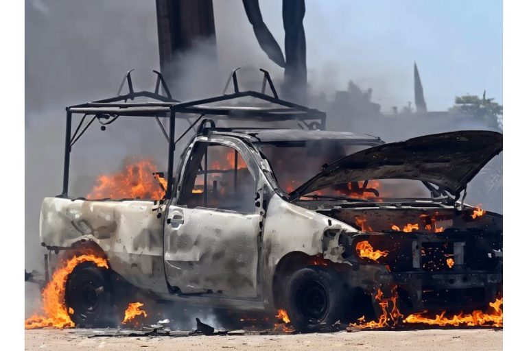 Carro pega fogo perto de delegacia e mobiliza PM em Aracatu