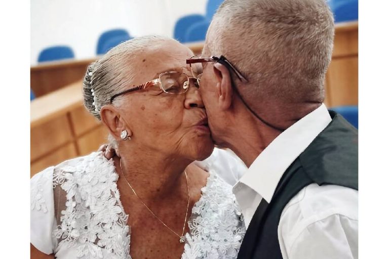 Casal de idosos oficializa casamento após 61 anos de união em Ipiaú