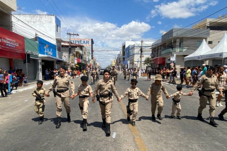 Desfile da PM em Brumado destaca ações de segurança e aproximação com moradores