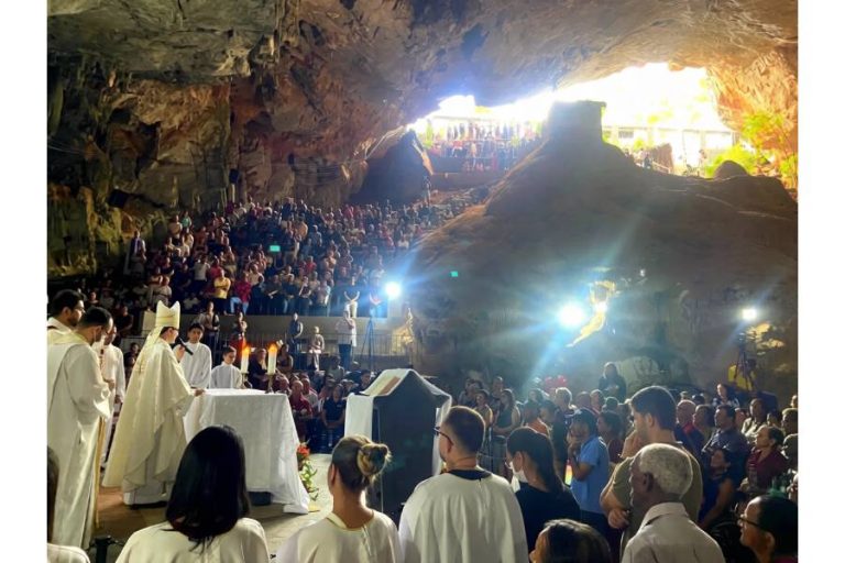Festa do Sagrado Coração de Jesus reúne milhares de fiéis na Gruta da Mangabeira em Ituaçu