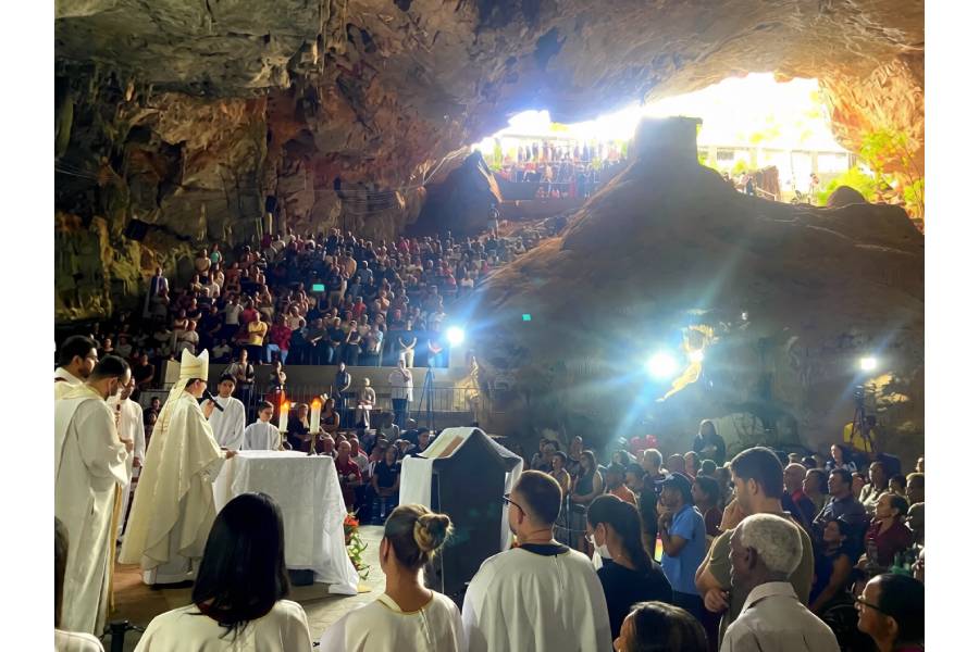 Festa do Sagrado Coração de Jesus reúne milhares de fiéis na Gruta da Mangabeira em Ituaçu