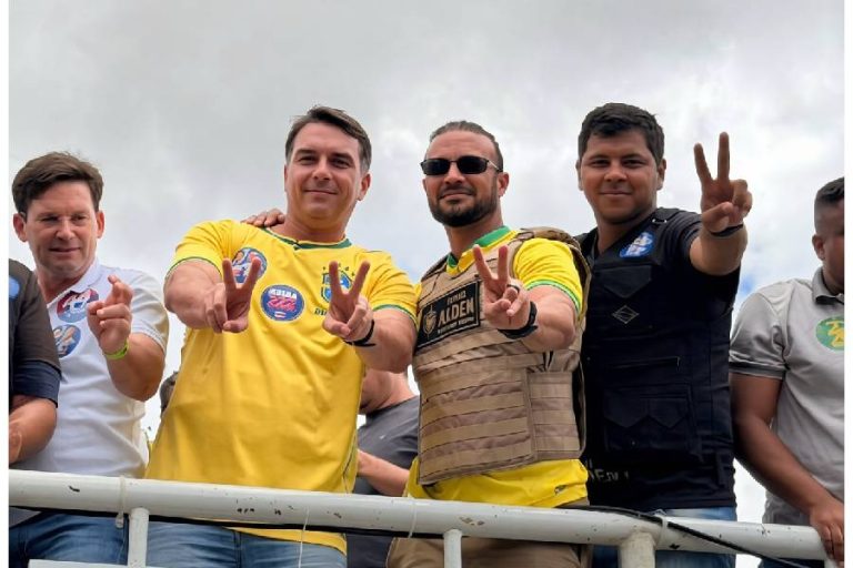 Flávio Bolsonaro promete guerra contra facções em Vitória da Conquista