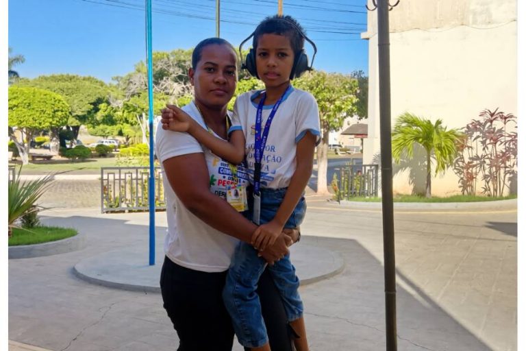Mãe pede ajuda para manter tratamento de filho com tumor cerebral em Livramento