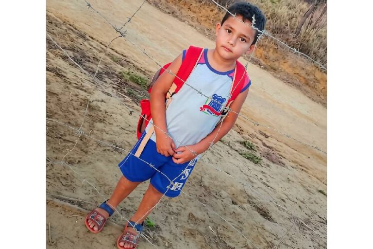 Menino de 5 anos morre após passar mal dentro de escola em Anagé