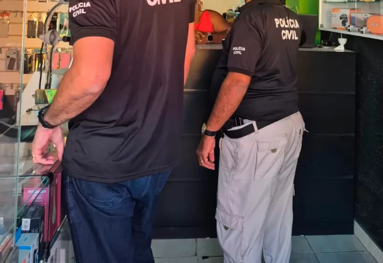 Operação fiscaliza lojas de celulares e verifica aparelhos em Brumado