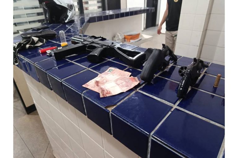 PM apreende armas, drogas e simulacro e prende dois jovens em Brumado