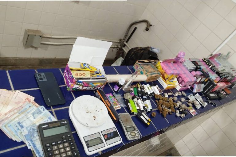 PM apreende drogas e 143 cigarros eletrônicos durante ação em Brumado