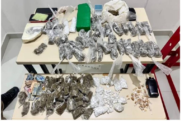 PM apreende drogas, munições e equipamentos do tráfico em Barra do Choça