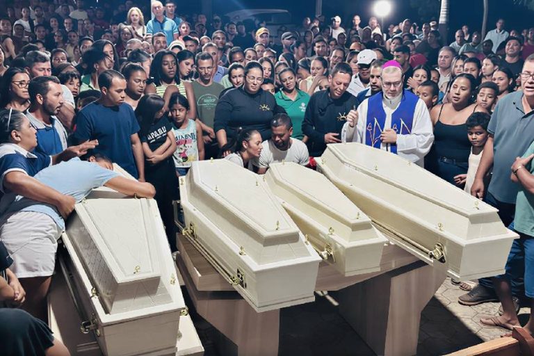 Paramirim se despede de quatro crianças mortas em tragédia no interior da Bahia