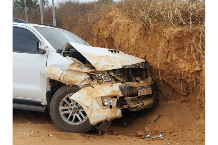 SW4 sai da estrada e bate em barranco na zona rural de Caculé