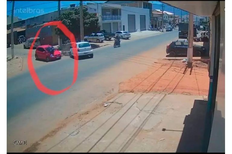 Câmera registra colisão entre moto e carro em Livramento