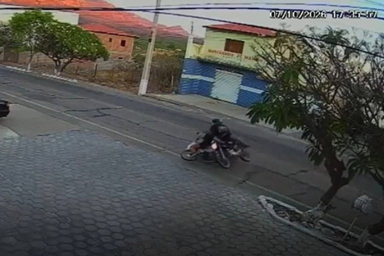 Colisão entre duas motocicletas deixa condutores caídos na pista em Livramento
