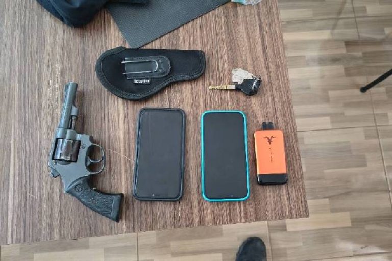 Dupla é conduzida à delegacia após apreensão de revólver em Barra da Estiva