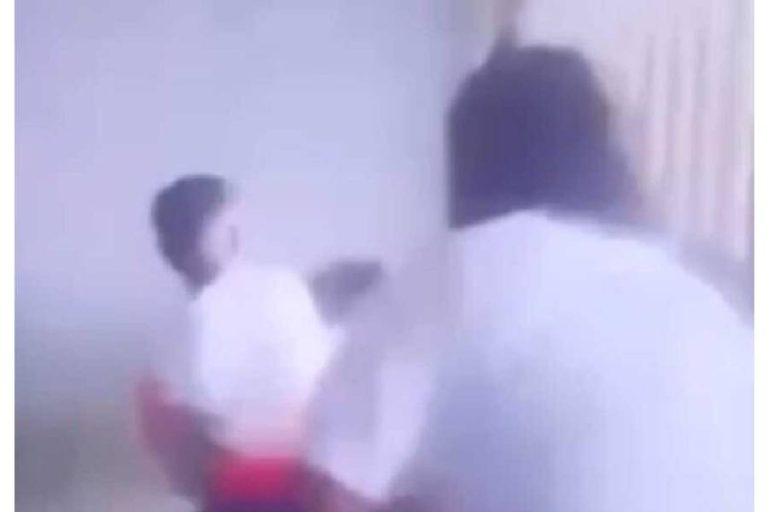 Professor é flagrado agredindo adolescente de 15 anos em escola de Tremedal