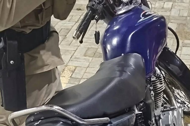Suspeitos fogem da PM e abandonam moto com restrição judicial em Aracatu
