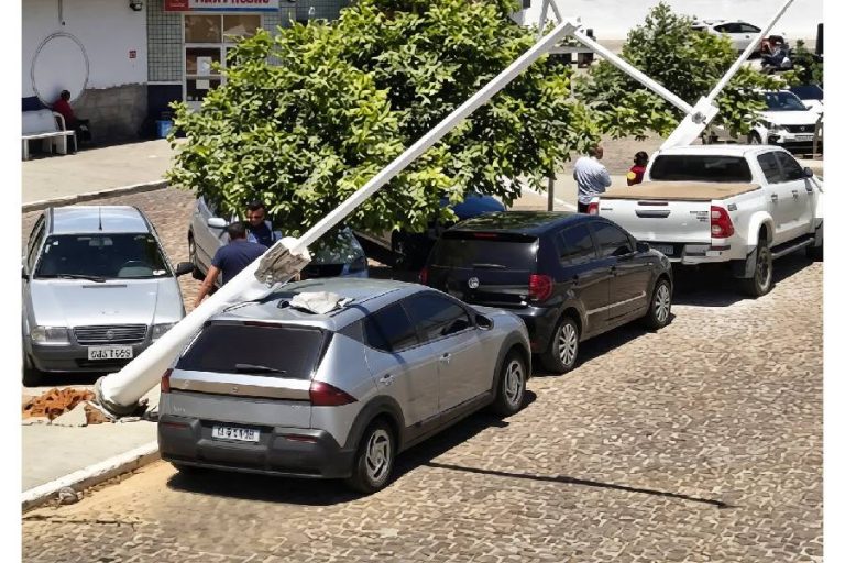 Vendaval derruba postes e arranca toldos no estacionamento do Hospital Municipal de Brumado