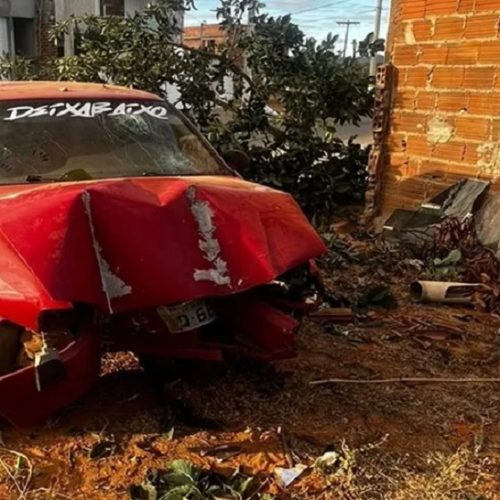 Motorista perde controle e bate em árvore e muro na cidade de Malhada de Pedras; ocupantes têm ferimentos