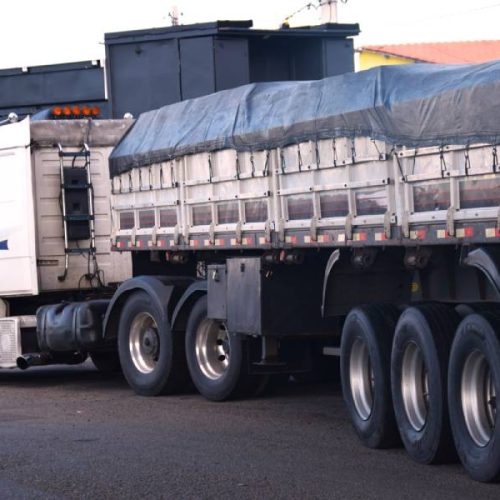PRF flagra carreta trefegando com pneus “no arame” em Feira de Santana