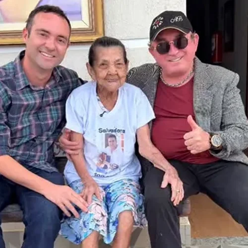 Prefeito realiza sonho de brumadense centenária ao promover encontro com Amado Batista