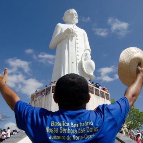 Católicos são maioria em todas as idades e evangélicos crescem entre jovens no Brasil, diz IBGE