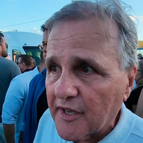 Geddel Vieira discursa em palanque durante agenda de Jerônimo em Itapetinga e critica ACM Neto