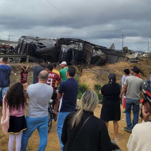 Acidente com carreta cegonha em Vitória da Conquista provoca duas mortes e bloqueia trecho da BA-262