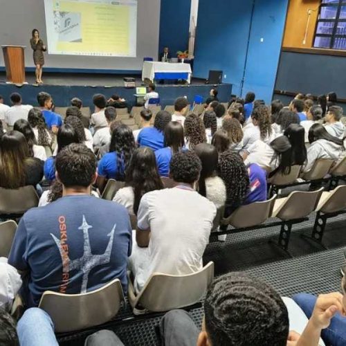 Alunos do CEEP de Brumado aprendem sobre pensão alimentícia em debate com OAB e DPE